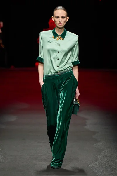 Look 32